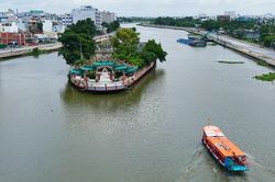 Khám phá ngôi miếu nổi giữa sông tại TPHCM với hơn 100 con rồng gốm sứ