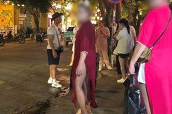Xác minh vụ du khách nước ngoài mặc áo dài phối bikini gây bức xúc ở Hội An