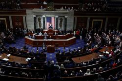 Bất chấp ông Trump phản đối, Hạ viện Mỹ duyệt viện trợ Ukraine và trừng phạt Nga