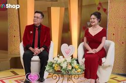 Chồng quỳ gối cầu hôn vợ sau 13 năm chung sống, kể chuyện tình từng bị ngăn cản