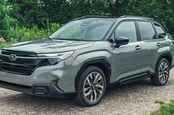 Cửa sổ trời của Subaru Forester dễ bị bung ra khi xe đang chạy
