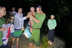 3 giờ tìm kiếm bé trai hơn 2 tuổi mất tích khi trời mưa lớn