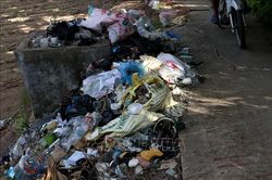 Rác thải sinh hoạt tồn đọng kéo dài ở Cần Thơ