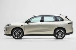 SUV dài hơn 4,7 mét, công suất 313 mã lực, giá hấp dẫn