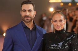 Jennifer Lopez diện váy hồng satin với hiệu ứng thị giác lạ mắt