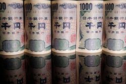 Đồng yên chạm ngưỡng 160, USD tăng nhờ căng thẳng Vùng Vịnh