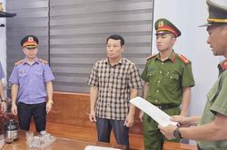 Bắt hiệu trưởng ép giáo viên đưa tiền để được dạy học