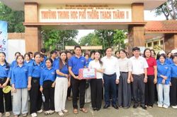 Tỉnh đoàn Thanh Hóa tặng quà đội hình tình nguyện 'tiếp sức mùa thi'