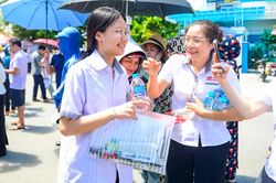 Thí sinh thi vào lớp 10 hoàn thành môn đầu tiên: Đề Văn vừa sức, giàu tính thực tiễn