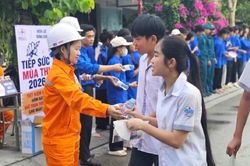 Cán bộ, nhân viên ngành điện đồng hành cùng các sĩ tử
