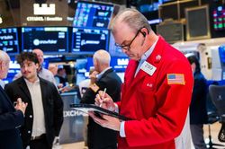 Dow Jones tăng gần 900 điểm trước thềm báo cáo việc làm quan trọng, giá dầu trượt 3%