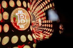 Giá bitcoin giảm sâu sau động thái bán ra của Strategy