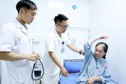 Bệnh viện Ung bướu Bắc Ninh triển khai thành công kỹ thuật phẫu thuật nội soi lồng ngực một lỗ điều trị ung thư phổi giai đoạn sớm