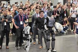 Robot hình người của Việt Nam gây ấn tượng tại diễn đàn hàng đầu thế giới