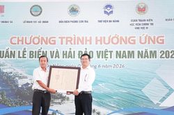 Tiếp nhận nhiều tư liệu quý về Hoàng Sa tại Tuần lễ biển và hải đảo Việt Nam