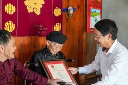 Phó Bí thư Thành ủy Đà Nẵng Ngô Xuân Thắng thăm, tặng quà người cao tuổi