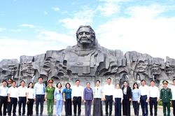 Hội Bảo vệ quyền trẻ em Việt Nam d&acirc;ng hương tại Tượng đ&agrave;i Mẹ Việt Nam anh h&ugrave;ng