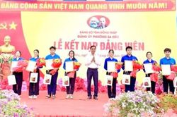 Phường Sa Đéc: Kết nạp 15 học sinh ưu tú vào Đảng