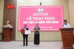Trao tặng Huy hiệu 45 năm tuổi Đảng cho đảng viên