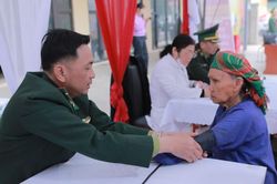 Nghĩa tình thầy thuốc 'quân hàm xanh' (Kỳ 2): Vững 'nền tảng' y tế phên dậu