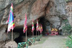 Bia khóc cha trên vách động Nhị Thanh