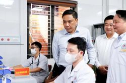 Đồng chí Hoàng Giang – Phó Bí thư Thường trực Tỉnh ủy, Chủ tịch Hội đồng Nhân dân tỉnh kiểm tra công tác khám sức khỏe định kỳ cho người dân tại xã Mậu A