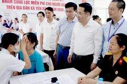 Chủ tịch UBND tỉnh Nguyễn Tuấn Anh kiểm tra công tác khám sức khỏe định kỳ, khám sàng lọc miễn phí cho Nhân dân tại xã Yên Bình