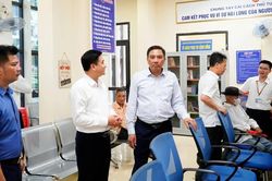 Phó Bí thư Thường trực Tỉnh ủy Hoàng Giang kiểm tra hoạt động của Trung tâm Dịch vụ hành chính công xã Mậu A