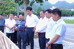 Đồng chí Phó Bí thư Tỉnh ủy, Chủ tịch Ủy ban MTTQ Việt Nam tỉnh kiểm tra các dự án tại xã Mường Khương