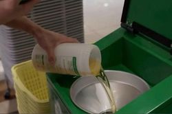 Nhật Bản thu gom dầu ăn đã qua sử dụng để sản xuất nhiên liệu máy bay