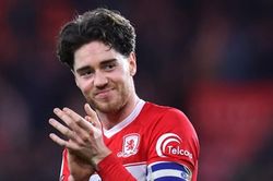 HLV Michael Carrick hối thúc Man Utd chiêu mộ 'Declan Rice mới' Hayden Hackney từ Middlesbrough