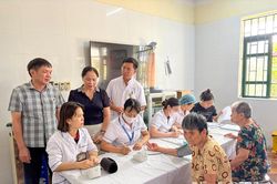 Bệnh viện Đa khoa tỉnh khám sàng lọc cho các đối tượng đang được quản lý tại Trung tâm Bảo trợ xã hội Ninh Bình