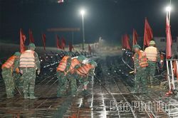 Giữ vững 'mạch máu giao thông' trên cầu phao Đoan Hùng