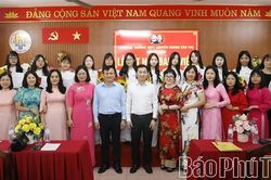 Kết nạp Đảng cho 21 học sinh Trường THPT Chuy&ecirc;n Ho&agrave;ng Văn Thụ