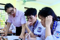 Áp lực mùa thi và những vòng tay đồng hành