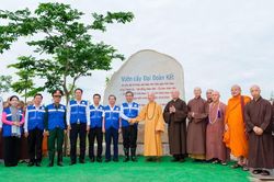 Đức Pháp chủ GHPGVN cùng chư Tăng Ni trồng cây, tạo thêm mảng xanh cho TP.HCM