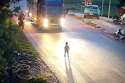 Thót tim cảnh bé trai chạy thẳng ra đầu xe tải giữa quốc lộ