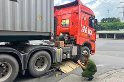 TP.HCM: Xe container chạy vào đường cấm, va chạm xe đạp, nam thanh niên tử vong tại chỗ