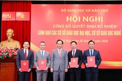 Bộ trưởng trao quyết định bổ nhiệm lãnh đạo Trường Đại học Hà Nội