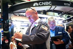 Dow Jones lập kỷ lục mới, cổ phiếu AI kéo Nasdaq đi xuống
