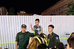 Hàng ngàn người dân Huế thích thú xem Cảnh sát cơ động kỵ binh và Đội mô tô biểu diễn