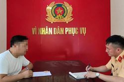 Xử phạt tài xế vừa điều khiển ô tô vừa cầm micro hát