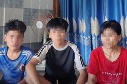 Tài xế ghép xe khách tăng giá, ép 2 nam thiếu niên gán điện thoại