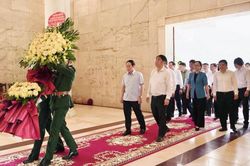 Ph&oacute; Thủ tướng Ch&iacute;nh phủ L&ecirc; Tiến Ch&acirc;u d&acirc;ng hương, d&acirc;ng hoa Đền thờ Chủ tịch Hồ Ch&iacute; Minh tại Khu di t&iacute;ch Quốc gia đặc biệt P&aacute;c B&oacute;