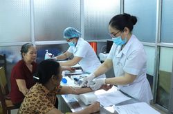 Bệnh viện Y học cổ truyền tỉnh khám sàng lọc và tầm soát sức khỏe miễn phí cho 50 người cao tuổi