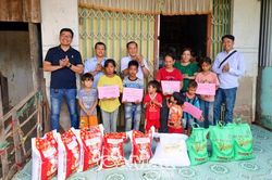 Nối nhịp cầu sẻ chia gia cảnh 7 đứa trẻ mồ côi mẹ