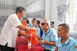 Ấm &aacute;p họp mặt Ng&agrave;y truyền thống Người cao tuổi Việt Nam