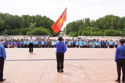 Cựu cán bộ Đoàn tham gia lễ chào cờ tại Đất Mũi