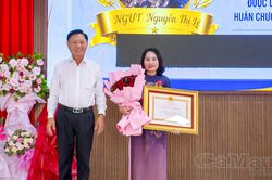 Nhà giáo Ưu tú Nguyễn Thị Lệ được tặng thưởng Huân chương Lao động hạng Ba