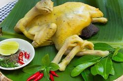 Luộc gà xong đừng vớt ngay ra đĩa: Làm thêm 1 bước da giòn sần sật, thịt chắc, chặt không bị nát